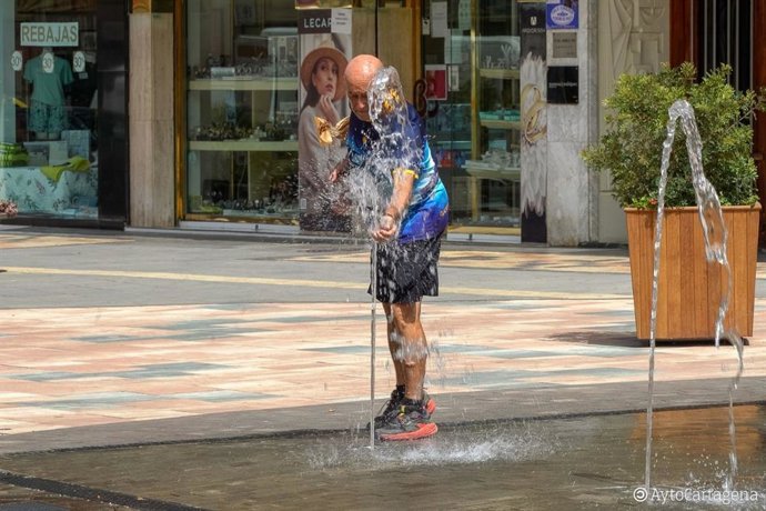 Archivo - Un hombre se refresca en una fuente de Cartagena (Murcia)