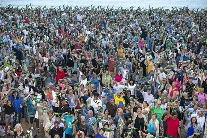 Archivo - Una multitud de gijoneses participan en el escanciado de sidra, en la playa de Poniente, a 26 de agosto de 2022, en Gijón, Asturias, (España).