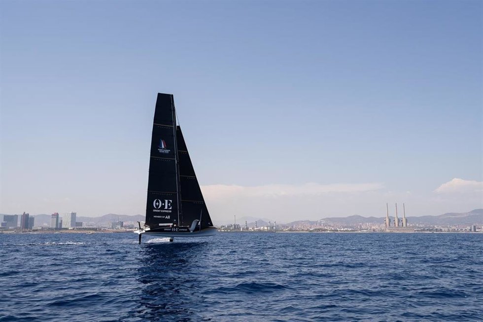 La embarcación AC40 navegando por la costa de la Barceloneta.
