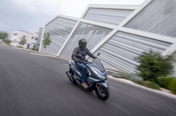 Archivo - Motorista conduciendo