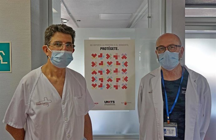 El responsable de la Unidad de VIH e Infecciones de Transmisión Sexual (Units) del hospital Virgen de la Arrixaca, donde se desarrolla esta iniciativa, el doctor Carlos Galera (i), junto con el educador Miguel Ángel Aguilar