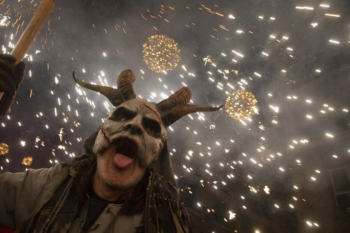 Archivo - Imagen de archivo de un 'correfoc' en Mallorca.