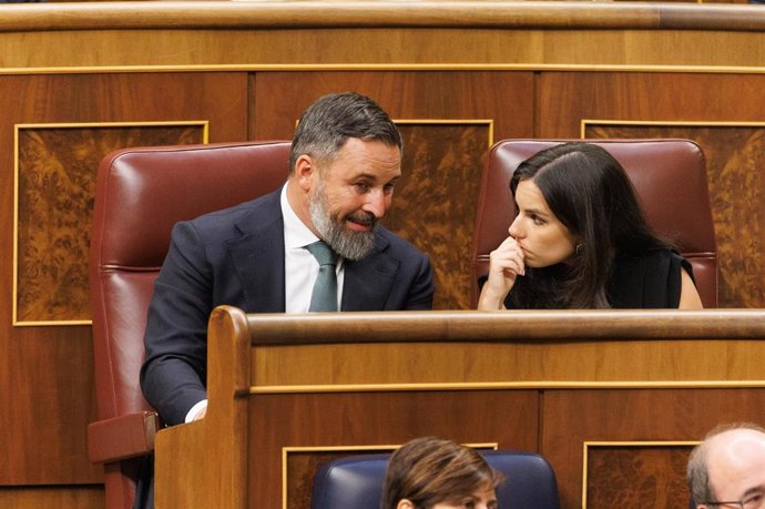 El líder de Vox, Santiago Abascal, y la nueva portavoz de Vox en el Congreso, Pepa Millán, durante la Sesión Constitutiva de la XV Legislatura en el Congreso de los Diputados, a 17 de agosto de 2023, en Madrid (España).