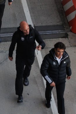 Archivo - El presidente de la Real Federación Española de Fútbol (RFEF), Luis Rubiales (i), a su llegada a la terminal T-4 del Aeropuerto Adolfo Suárez Madrid-Barajas, a 7 de diciembre de 2022, en Madrid (España). La selección española de fútbol fue der