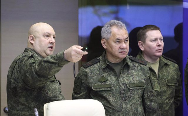 Archivo - El ministro de Defensa ruso, Sergei Shoigu, junto al general Sergei Surovikin