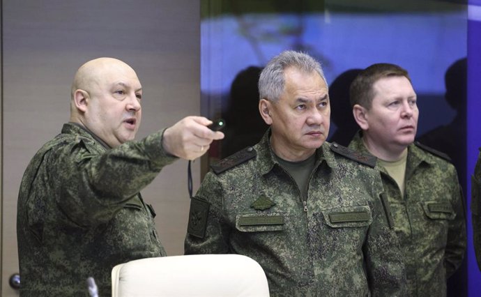 Archivo - December 17, 2022, Undisclosed Location, Moscow Oblast, Russia: Russian Defence Minister Sergei Shoigu, center, with Commander of the Joint Group of Forces in the Special Operations Zone, General of the Army Sergei Surovikin, left, before the 