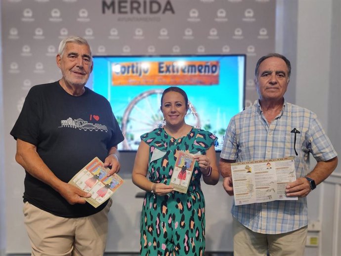 Luis Valiente, Ana Aragoneses y Manuel Jaramillo, en la presentación del programa de la caseta de El Cortijo Extremadura en la Feria de Mérida.
