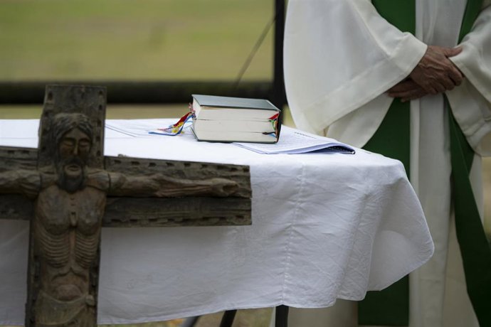 El sacerdote Pere Lluís Aymerich oficia la misa para pedir que acabe la sequía, organizada por la parroquia del pueblo en la explanada del Club Nutic, a 30 de julio de 2023, en Darnius, Girona, Cataluña (España). 