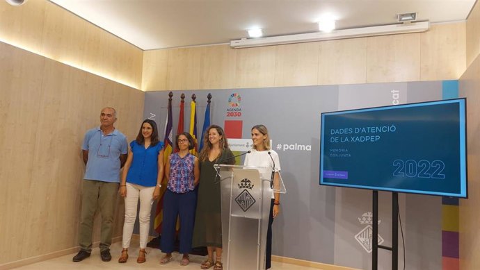 La regidora de Servicios Sociales, Educación, Participación Ciudadana, Juventud, Interculturalidad e Igualdad del Ayuntamiento de Palma, Lourdes Roca, junto con representantes de entidades sociales en la presentación de la Memoria Xadpep 2022.