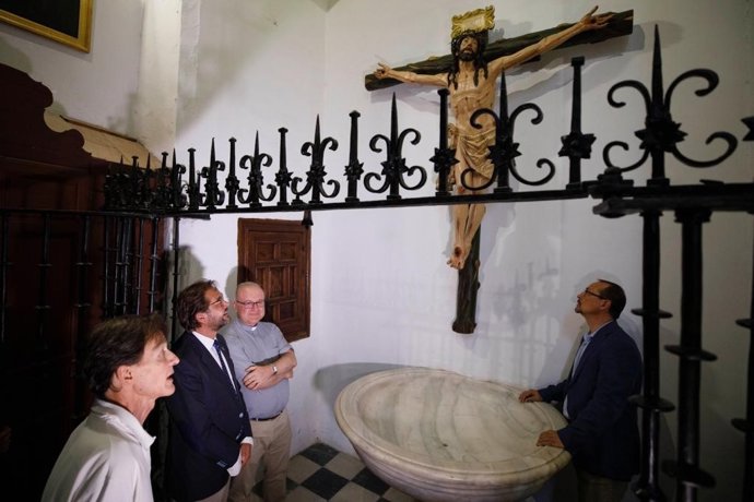 Visita de la Junta al Crucificado de Alonso de Mena