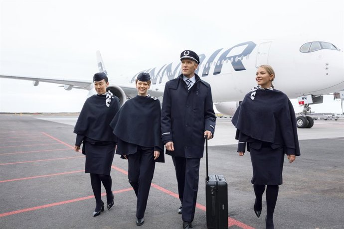 Archivo - Finnair recicla sus uniformes usados convirtiéndolos en muebles de jardín