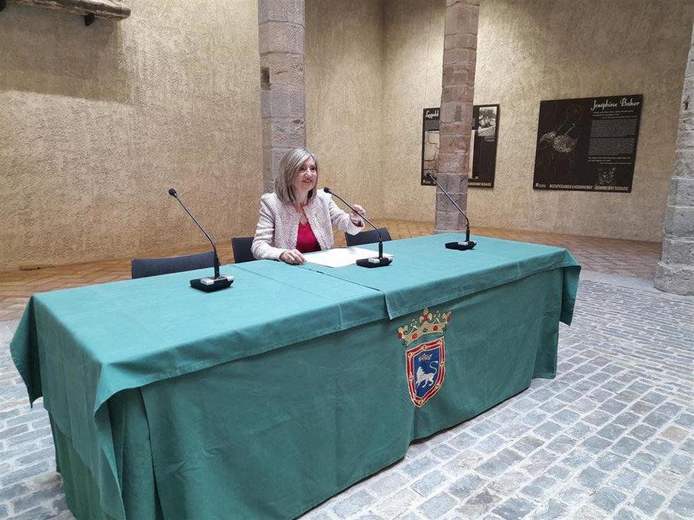 Archivo - La alcaldesa de Pamplona, Cristina Ibarrola, en una imagen de archivo.
