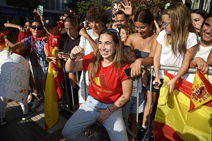 La futbolista Cata Coll atiende a fans durante la recepción en Ibiza (España).