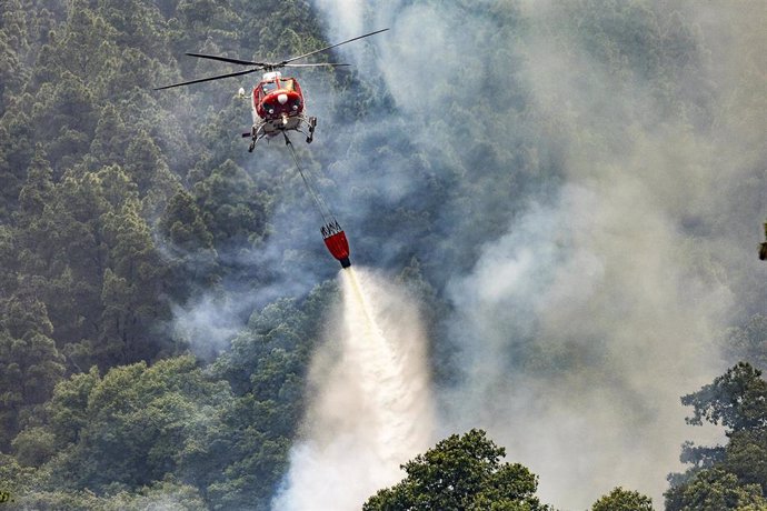 Un helicóptero foca las llamas en el incendio forestal de Tenerife