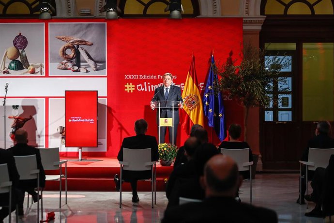 Archivo - El ministro de Agricultura, Pesca y Alimentación, Luis Planas, interviene durante la entrega de la XXXII edición de los Premios Alimentos de España,  