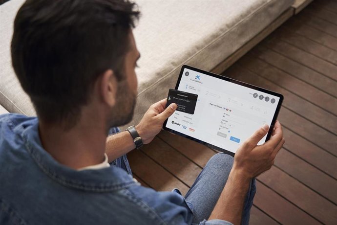 Archivo - CaixaBank amplía de cinco a siete años la validez de sus tarjetas para reducir el plástico