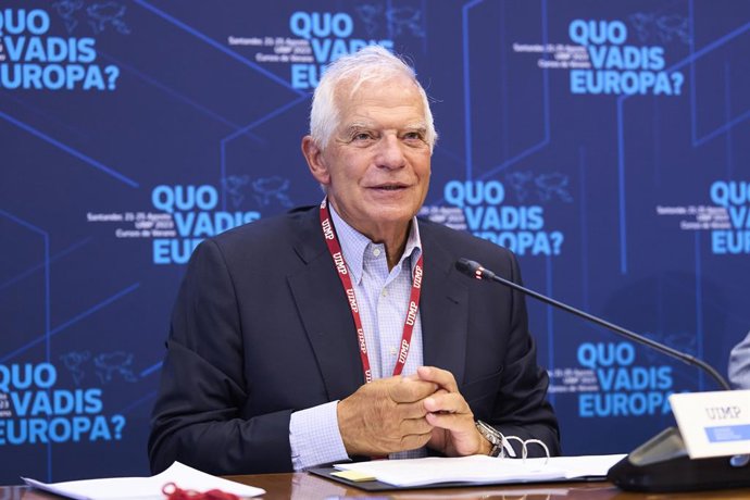 El Alto Representante de la UE para Asuntos Exteriores y Política de Seguridad y vicepresidente de la Comisión Europea, Josep Borrell, interviene durante un encuentro con medios de comunicación en la Universidad Menéndez Pelayo de Santander, a 21 de ago