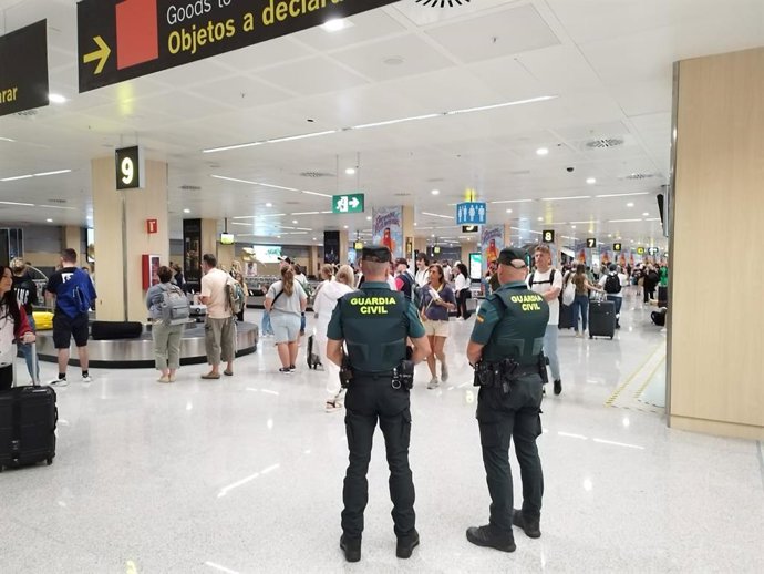 Dos agentes de la Guardia Civil en el aeropuerto de Ibiza.