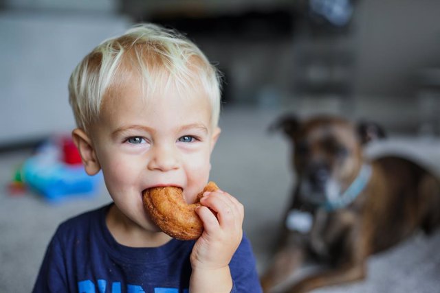 Archivo - Un niño comiendo un donut.