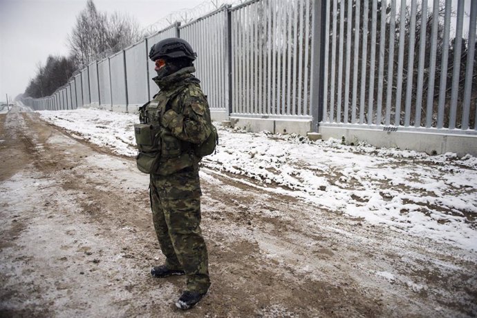 Archivo - Un miembro de las fuerzas de seguridad polacas en la frontera con Bielorrusia.