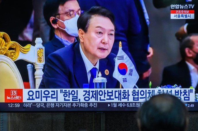 Archivo - El presidente de Corea del Sur, Yoon Suk Yeol, tras un lanzamiento de misiles por parte de Pyongyang