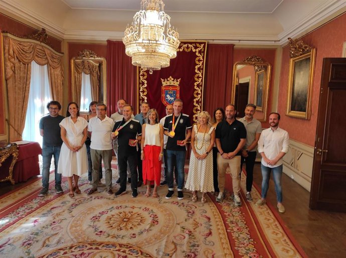 El Ayuntamiento de Pamplona recibe a los navarros que integran la selección española de fútbol femenino.