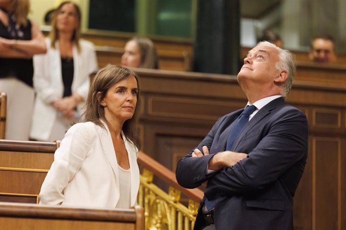 Los diputados del PP, Carmen Fúnez y Esteban González durante la Sesión Constitutiva de la XV Legislatura en el Congreso de los Diputados, a 17 de agosto de 2023, en Madrid (España). Los diputados de la formación han llegado a la Cámara Baja tras celebr