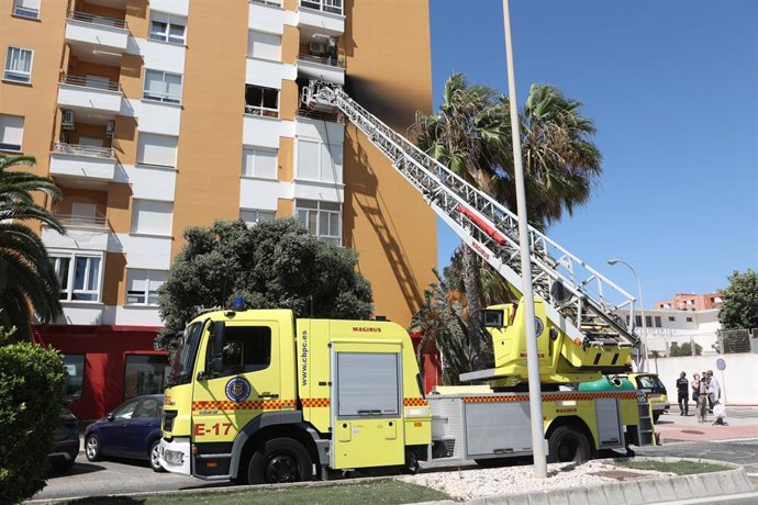 Camión de bomberos en el incendio de la barriada de la Paz, a 22 de agosto de 2023, en Cádiz, (Andalucía, España). 