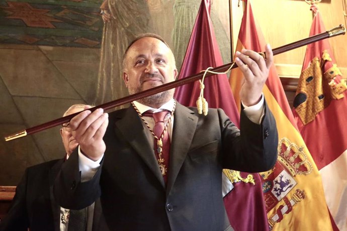 El nuevo presidente de la Diputación de León, Gerardo Álvarez Courel, tras recibir el bastón de mando de la institución.