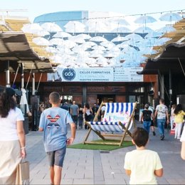 Imagen de archivo de la zona al aire libre del centro comercial El Faro.