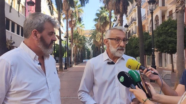 El secretario de Agricultura y Ganadería del PSOE de Huelva, Juan Antonio García (derecha), y el portavoz del Grupo Socialista en el Ayuntamiento de Almonte, Miguel Ángel Espina.