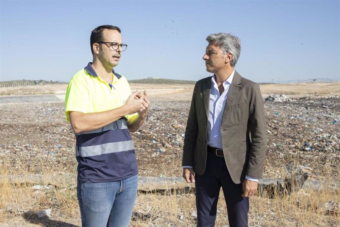 Andrés Lorite con un trabajador en las instalaciones del complejo medioambiental de Montalbán.