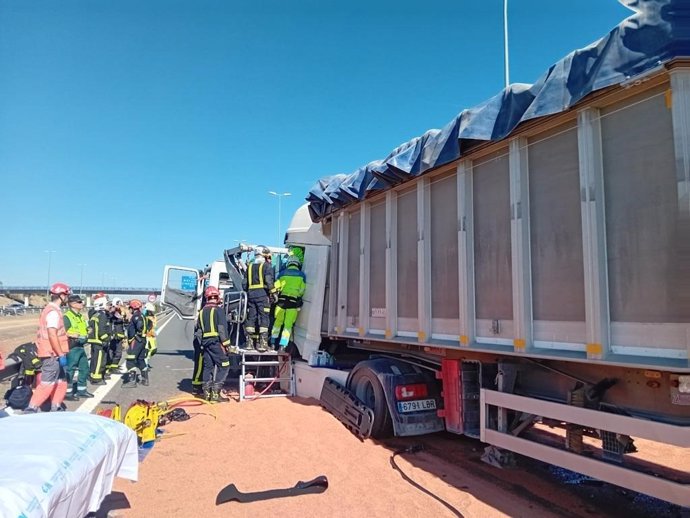 Heridos dos camioneros al colisionar en la M-50, en Leganés