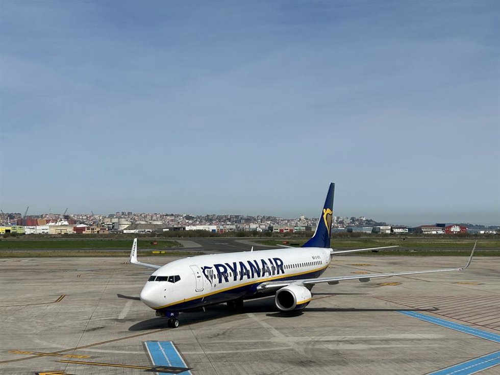 Archivo - Avión Ryanair en aeropuerto Seve Ballesteros de Santander.