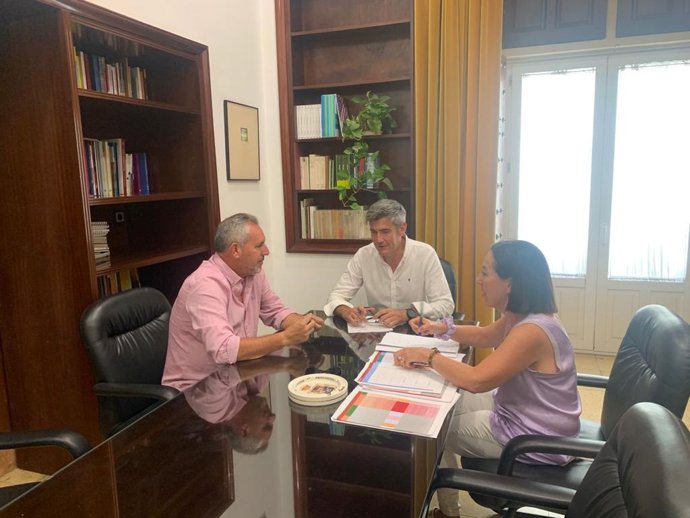 El vicepresidente quinto y responsable del Área de Desarrollo Local, Asistencia a Municipios y Servicios de Recaudación y Gestión Tributaria de la Diputación de Cádiz, Sebastián Hidalgo, y el alcalde de Torre Alháquime, Pedro Barroso, en una reunión