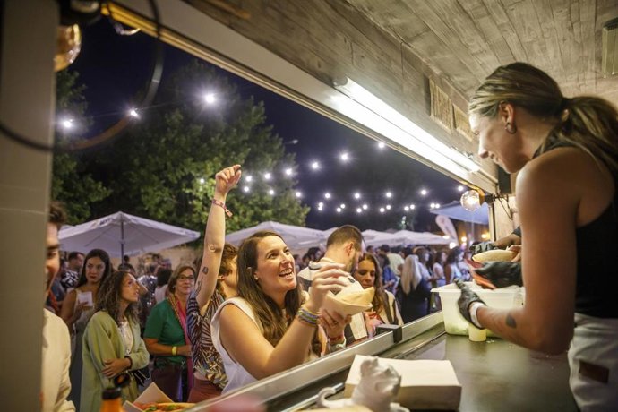 Archivo - Una de las food truck de Muwi