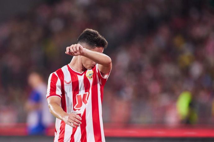 Sergio Arribas secándose el sudor durante el partido ante el Real Madrid de la jornada 2 de Liga.