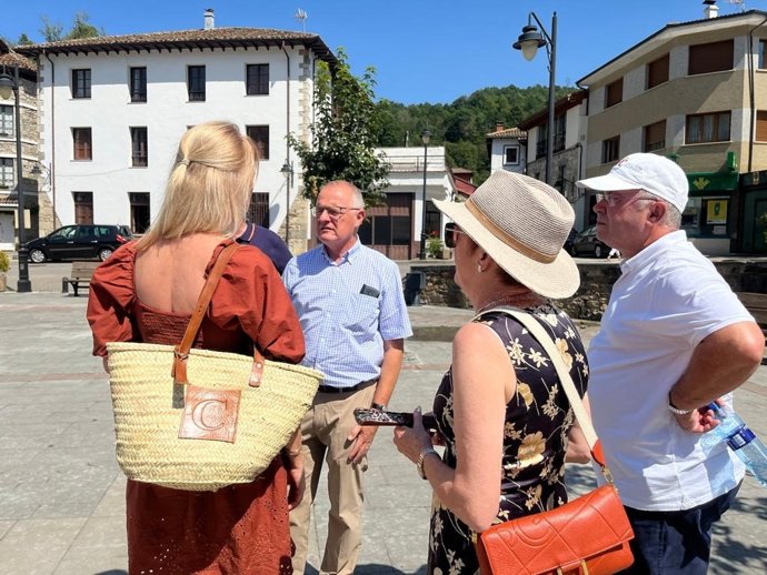 Diego Canga visita Caso, único concejo de las cuencas del Nalón y del Caudal en las que el PP ganó en las elecciones generales.