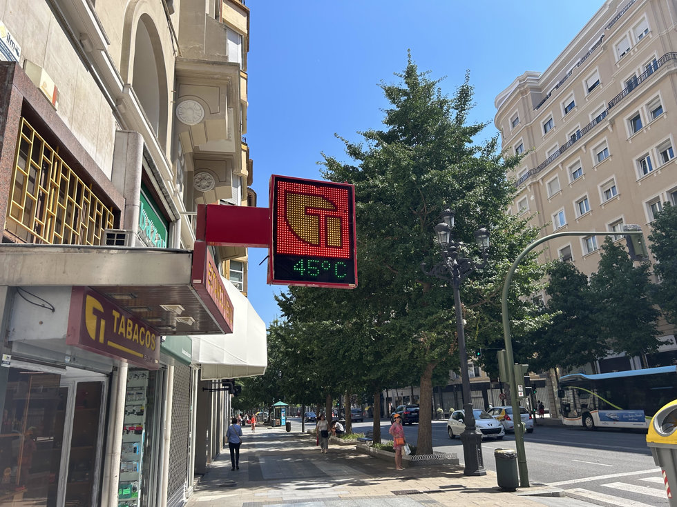 Termómetro de temperaturas situado en la calle Calvo Sotelo de Santander (al sur), que supera ya los 40 grados