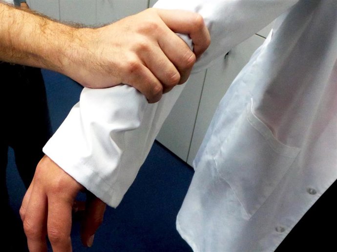 Archivo - Imagen de recurso de una agresión a un médico.