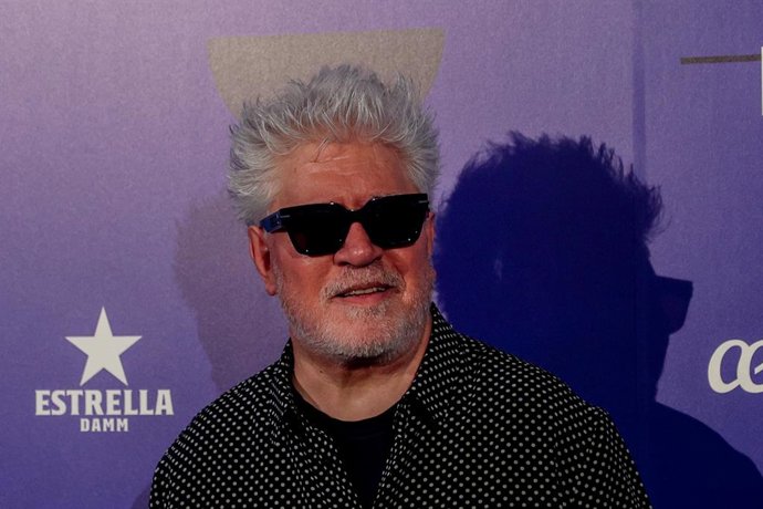 El director de cine Pedro Almodóvar posa durante el photocall previo al concierto de Rufus Wainwright dentro del Universal Music Festival, a 25 de julio de 2023, en Madrid (España). 