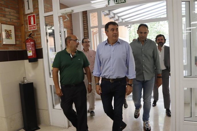 El conselleiro de Cultura, Educación, FP e Universidades, Román Rodríguez, visita el IES A Xunqueira I, en Pontevedra.