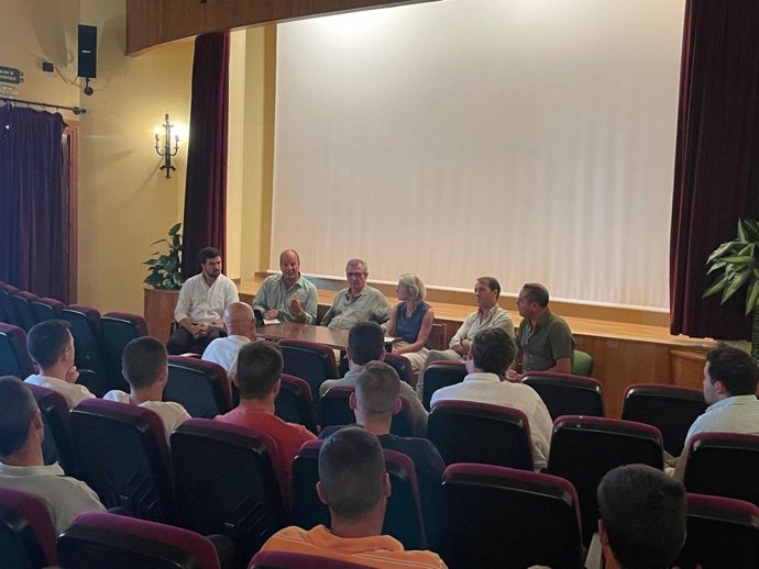 Los delegados territoriales de Sostenibilidad, Medio Ambiente y Economía Azul, Óscar Curtido, y de Agricultura, Pesca, Agua y Desarrollo Rural, Francisco Moreno, reunidos con jóvenes ganaderos de la sierra de Cádiz
