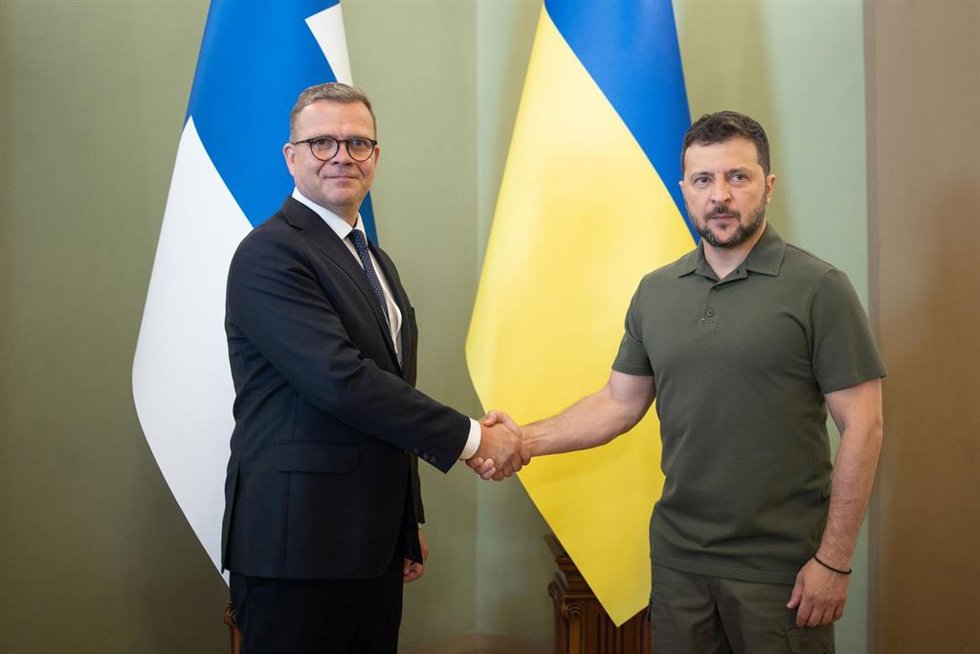 El primer ministro de Finlandia, Petteri Orpo, y el presidente ucraniano, Volodimir Zelenski, en Kiev.