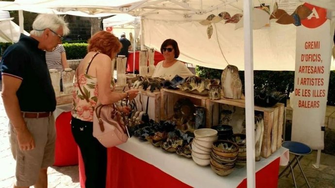 Puesto de artesanía en un mercado en Palma.