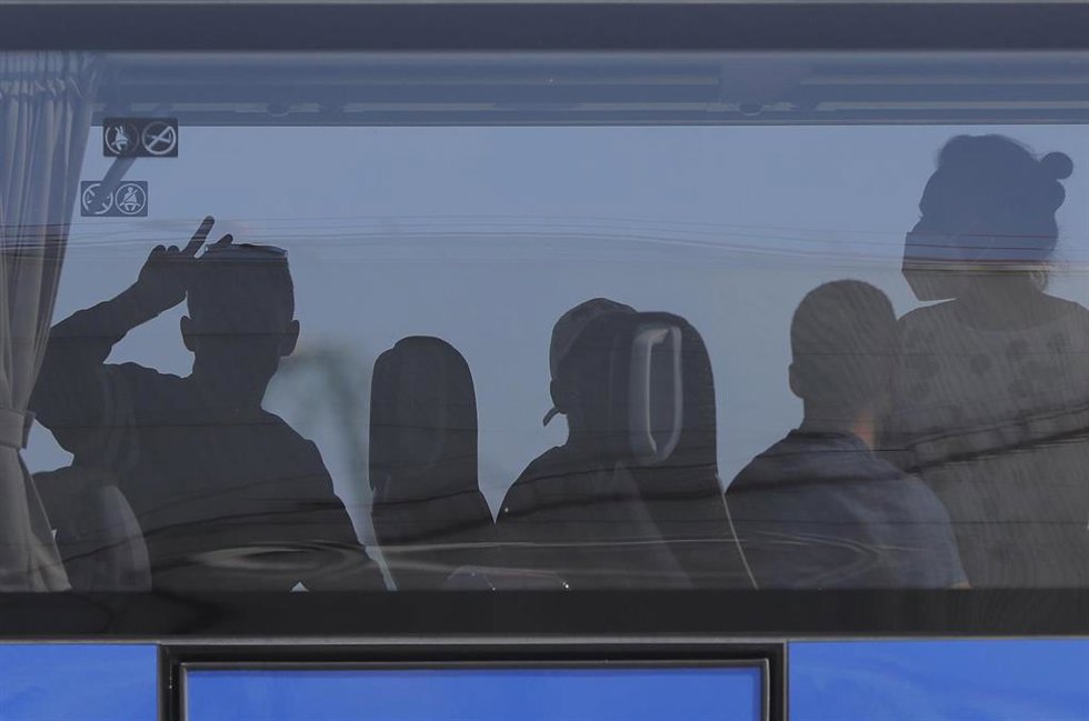 Archivo - Jóvenes en el interior de un autobús.