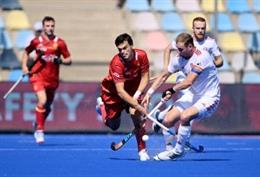 Un lance del partido de fase de grupos del Europeo de hockey hierba, entre España e Inglaterra.