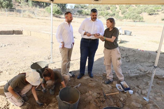 El alcalde de Mijas (Málaga), Josele González, y el concejal de Patrimonio Histórico, Nicolás Cruz, durante la visita al yacimiento de Cortijo de Acebedo