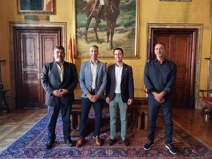 El presidente del Consell de Mallorca, Lloren Galmés; el director ejecutivo del RCD Mallorca, Alfonso Díaz; el vicepresidente segundo y conseller de Medio Ambiente, Medio Rural y Deporte, Pedro Bestard, y el director insular de Deportes, Toni Prats.
