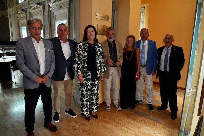 El presidente del RC Celta, Carlos Mouriño, posa junto al Consejo de Administración del club delante de la placa que conmemora los 100 años del club.